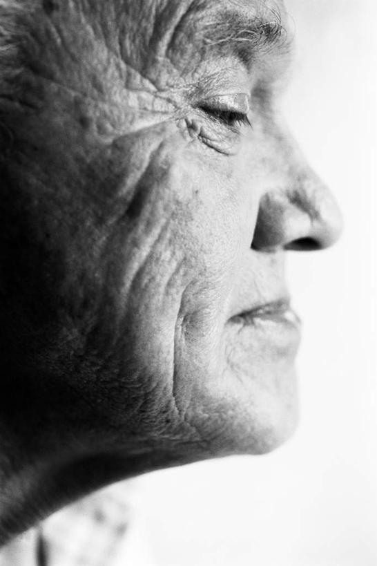 西方人,脸,头,脸颊,一个人,竖图,黑白,室内,特写,白天,侧面,欧洲,欧洲人,仅一个男性,仅一个人,注视,肩膀,观察,看,仅一个老年男性,眯眼,观看,察看,关注,老年男性,男人,男性,白种人,头部,脸部,脸蛋,面部,半身