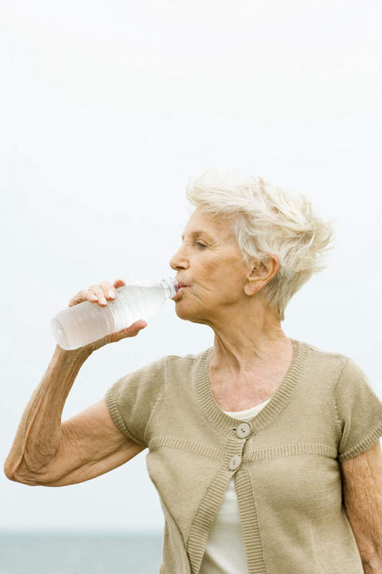 西方人,一个人,站,竖图,室内,白天,仰视,河流,水,欧洲,欧洲人,仅一个女性,仅一个人,喝水,握,服装,液体,河水,水滴,水流,拿,拿着,注视,休闲装,衣服,矿泉水,观察,看,站着,休闲,休闲服,握着,服饰,仅一个老年女性,观看,察看,关注,老年女性,女人,女性,白种人,站立,半身,彩图,低角度拍摄