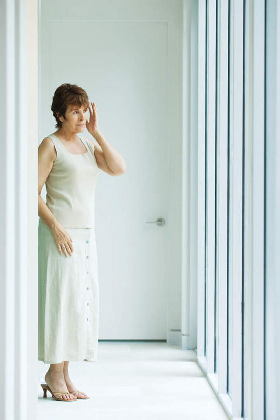 西方人,一个人,站,竖图,室内,白天,正面,裙子,窗户,落地窗,欧洲,欧洲人,仅一个女性,仅一个人,连衣裙,墙,注视,玻璃窗,墙壁,墙面,观察,看,站着,仅一个老年女性,观看,半身裙,吊带裙,察看,关注,老年女性,女人,女性,白种人,站立,彩图,全身