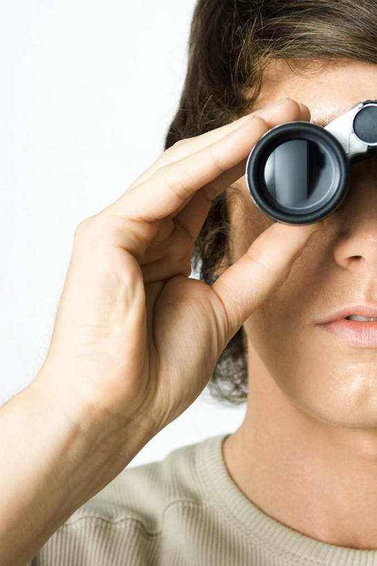 西方人,脸,头,脸颊,一个人,竖图,室内,特写,白天,白色背景,正面,欧洲,欧洲人,仅一个男性,仅一个人,握,望远镜,墙,拿,拿着,肩膀,墙壁,墙面,仅一个年轻男性,握着,摄影,影棚,远视镜,瞭望镜,男人,男性,年轻男性,白种人,头部,脸部,脸蛋,面部,半身,彩图,影棚拍摄,拍摄,光学仪器,千里镜