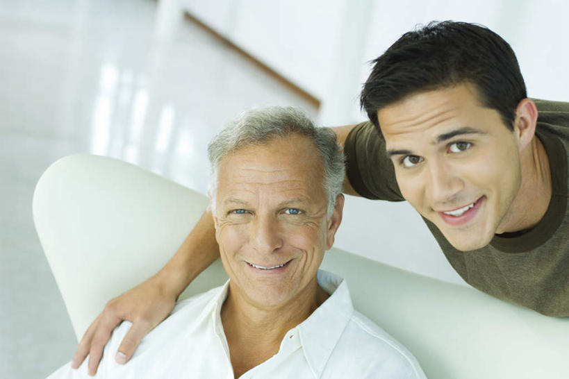 西方人,脸,头,脸颊,两个人,家庭,坐,笑,微笑,露齿笑,横图,室内,特写,白天,正面,沙发,欧洲,欧洲人,服装,朦胧,模糊,墙,注视,休闲装,肩膀,墙壁,墙面,衣服,观察,看,休闲,温暖,温馨,一家人,休闲服,荸荠,地梨,服饰,观看,和睦,察看,关注,马蹄,地栗,凫茈,菩荠,乌芋,老年男性,男人,男性,年轻男性,白种人,头部,脸部,脸蛋,面部,坐着,半身,彩图,融洽,皮沙发