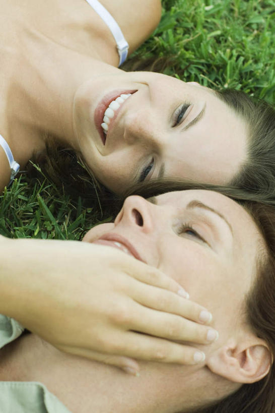 西方人,两个人,夫妻,笑,微笑,露齿笑,竖图,俯视,室外,特写,白天,正面,爱情,快乐,草地,草坪,植物,欧洲,欧洲人,服装,浪漫,注视,休闲装,草,衣服,绿色,观察,看,休闲,休闲服,恩爱,望,恋人,服饰,观看,察看,关注,男人,男性,年轻男性,年轻女性,女人,女性,白种人,情侣,躺着,半身,彩图,高角度拍摄,高兴,愉快,伴侣