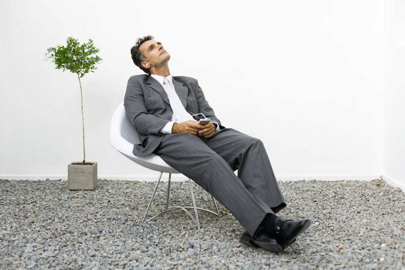 西方人,一个人,商务人士,商务男性,坐,躺,横图,室内,白天,正面,衬衫,植物,椅子,欧洲,欧洲人,仅一个男性,仅一个人,仅一个中年男性,套装,盆栽,盆景,注视,绿色,自然,观察,看,望,生长,成长,观看,察看,关注,商务装,工薪阶层,卧着,男人,男性,中年男性,白种人,白领,上班族,抬头,躺着,卧,仰头,坐着,彩图,全身,衬衣