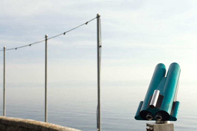 无人,栏杆,横图,室外,白天,正面,旅游,度假,海洋,美景,望远镜,景观,水平线,云,云朵,围栏,辽阔,海平线,云彩,娱乐,护栏,蓝色,白云,蓝天,天空,自然,海水,天,享受,休闲,广阔,景色,放松,一望无际,自然风光,海景,远视镜,瞭望镜,无边无际,一马平川,大海,海,彩图,水天相接,水天一线,光学仪器,千里镜