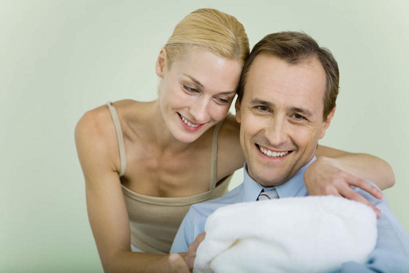 婴儿,儿童,三个人,家庭,夫妻,母亲,父亲,笑,微笑,露齿笑,横图,室内,白天,正面,衬衫,爱情,纯洁,绿色背景,领带,浪漫,休闲装,小孩,休闲,温暖,温馨,父子,母子,三口之家,一家人,休闲服,恩爱,父爱,可爱,母爱,恋人,摄影,活泼,影棚,和睦,搂着,宝宝,纯真,烂漫,无邪,伶俐,天真,男人,男性,年轻男性,年轻女性,女人,女性,孩子,年轻人,夫妇,情侣,搂,半身,彩图,影棚拍摄,衬衣,拍摄,伴侣,融洽