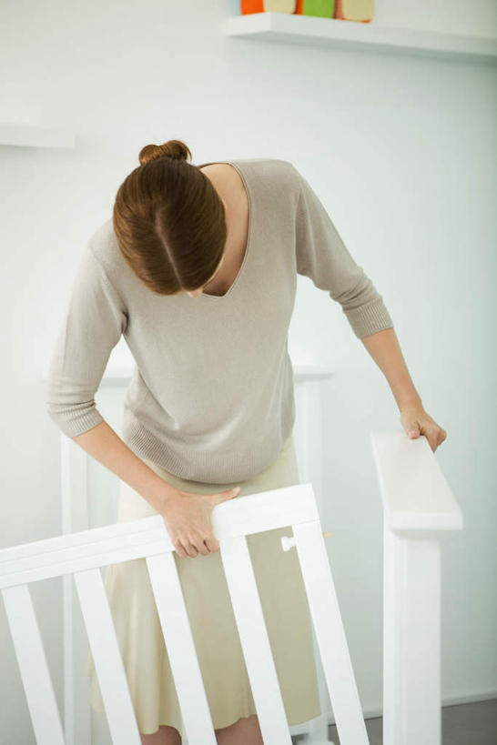 西方人,一个人,家庭,站,竖图,俯视,室内,白天,家具,卧室,欧洲,欧洲人,仅一个女性,仅一个人,弯腰,墙,俯身,注视,休闲装,墙壁,墙面,观察,看,站着,仅一个中年女性,休闲,温暖,温馨,休闲服,观看,婴儿床,和睦,察看,组装,关注,拆卸,女人,女性,中年女性,白种人,站立,半身,彩图,高角度拍摄,睡房,卧房,融洽