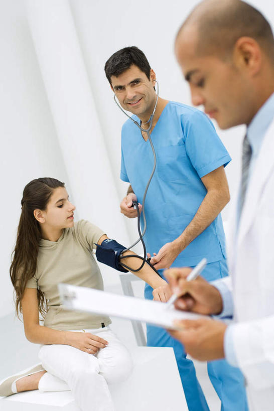 西方人,儿童,三个人,医生,病人,医院,站,躺,笑,微笑,竖图,室内,白天,正面,工作服,制服,欧洲,欧洲人,握,写,笔,床单,拿,拿着,注视,被子,小孩,病床,听诊器,观察,看,站着,医护人员,医疗人员,握着,单人床,观看,写字板,察看,医疗设备,血压仪,被单,关注,医疗机构,工作制服,卧着,老年男性,男人,男性,女孩,女人,女性,中年男性,白种人,孩子,大夫,患者,就医者,躺着,卧,站立,半身,彩图,工作套服,病院,诊所,女生