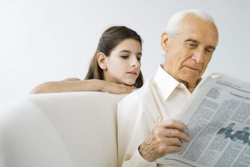 西方人,儿童,老年人,两个人,家庭,祖父,坐,横图,室内,白天,正面,阅读,纯洁,家具,沙发,报纸,欧洲人,撑,学习,注视,小孩,观察,看,温暖,温馨,一家人,可爱,童年,童趣,浏览,爷爷,观看,祖孙,和睦,察看,撑着,关注,童真,烂漫,无邪,外孙女,外公,外祖父,天真,老年男性,男人,男性,女孩,白种人,孩子,孙女,坐着,半身,彩图,融洽,女生,皮沙发