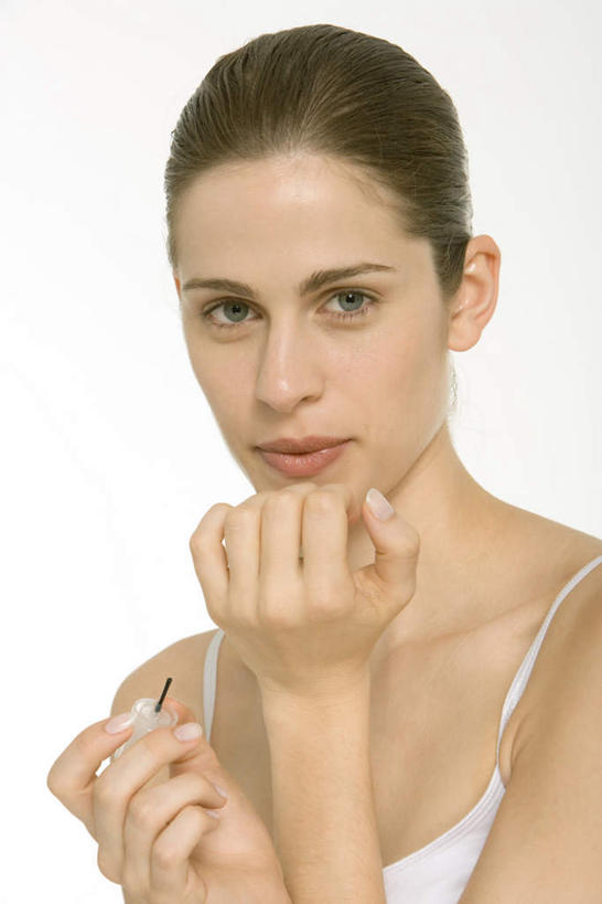 西方人,脸,头,脸颊,一个人,站,竖图,室内,特写,白天,白色背景,正面,化妆,美容,吊带,欧洲,欧洲人,仅一个年轻女性,仅一个女性,仅一个人,护肤,涂,指甲油,涂抹,注视,吊带衫,白色,化妆品,观察,看,站着,保养,享受,休闲,放松,摄影,影棚,观看,抹,察看,关注,养颜,年轻女性,女人,女性,白种人,头部,脸部,脸蛋,面部,站立,半身,彩图,影棚拍摄,拍摄