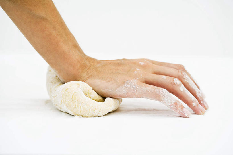 点心,面食,面条,西方人,手,一个人,捏,横图,室内,特写,白天,白色背景,侧面,欧洲,欧洲人,仅一个年轻女性,仅一个女性,仅一个人,面,食品,甜点,甜品,捏着,食物,糕点,甜食,手部,手指,揉,摄影,影棚,单手,年轻女性,女人,女性,白种人,半身,彩图,影棚拍摄,拍摄