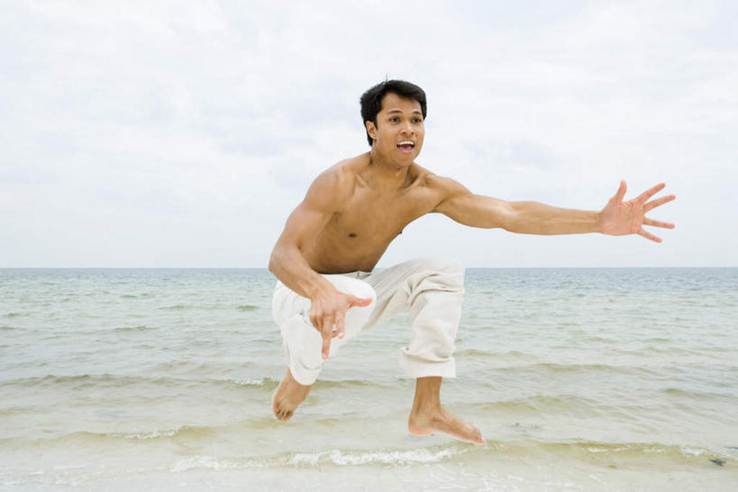 西方人,一个人,站,蹲,横图,室外,白天,正面,游戏,海浪,海洋,欧洲,欧洲人,仅一个男性,仅一个人,浪花,水平线,乌云,云,阴天,云朵,辽阔,海平线,玩,云彩,注视,娱乐,仅一个年轻男性,天空,海水,天,观察,看,站着,张嘴,休闲,广阔,半裸,观看,一望无际,察看,昏暗,阴沉,关注,张大嘴巴,海景,无边无际,一马平川,男人,男性,年轻男性,白种人,大海,风浪,海,海水的波动,近岸浪,涌浪,张开嘴,蹲着,玩耍,嬉戏,站立,彩图,全身,水天相接,水天一线