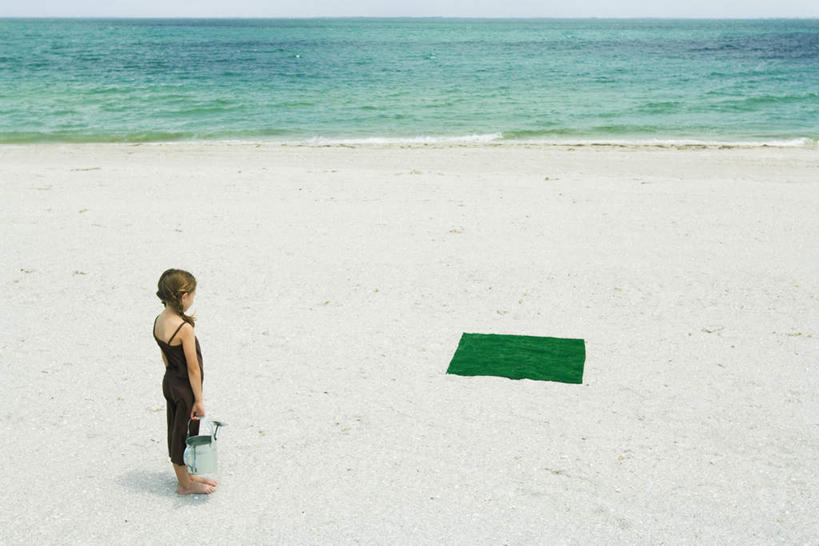 西方人,儿童,一个人,站,横图,俯视,室外,白天,纯洁,海浪,海洋,沙滩,欧洲,欧洲人,仅一个女性,仅一个人,喷壶,沙子,海岸,浪花,沙地,洒水壶,注视,小孩,蓝色,海水,观察,看,站着,仅一个小孩,安静,可爱,童年,童趣,提,观看,察看,提着,空旷,关注,海景,童真,烂漫,无邪,人造草皮,天真,女孩,女人,女性,白种人,孩子,大海,风浪,海,海水的波动,海滩,近岸浪,涌浪,站立,彩图,高角度拍摄,全身,女生