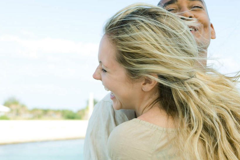 西方人,背部,头发,两个人,夫妻,闭眼,抱,笑,大笑,横图,室外,白天,正面,爱情,兴奋,河流,水,欧洲,欧洲人,河水,水流,浪漫,张嘴,金色,恩爱,恋人,抱着,搂着,张大嘴巴,哈哈大笑,男人,男性,年轻男性,年轻女性,女人,女性,白种人,情侣,张开嘴,闭眼睛,闭着眼,闭着眼睛,怀抱,搂,搂抱,相抱,拥抱,半身,彩图,高兴,狂笑,伴侣