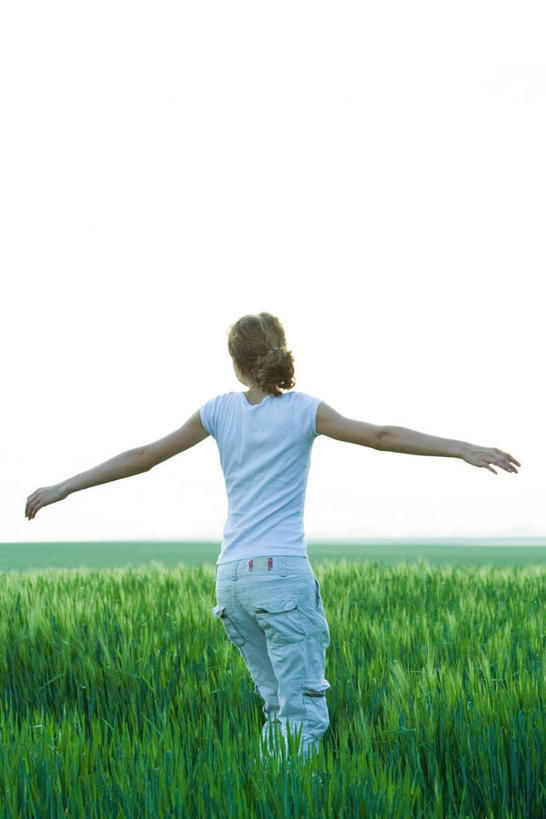 西方人,一个人,伸展双臂,竖图,室外,白天,快乐,美景,田园,欧洲,欧洲人,仅一个年轻女性,仅一个女性,仅一个人,观赏,景观,田地,小草,背面,绿色,阳光,自然,休闲,景色,自然风光,年轻女性,女人,女性,白种人,敞开双臂,伸开双臂,展开双肩,张开手臂,张开双臂,半身,彩图