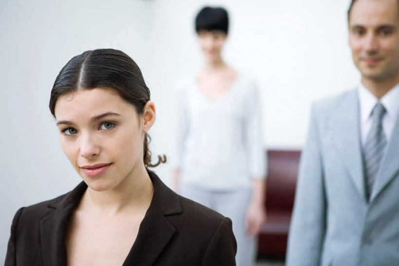 西方人,三个人,同事,商务人士,商务男性,商务女性,站,横图,室内,白天,正面,衬衫,成功,合作,团队,集体,信心,沙发,欧洲,欧洲人,套装,注视,队伍,红色,观察,看,站着,专注,观看,察看,领导,成就,关注,商务装,合伙,领袖,工薪阶层,白种人,白领,上班族,站立,半身,彩图,衬衣,皮沙发