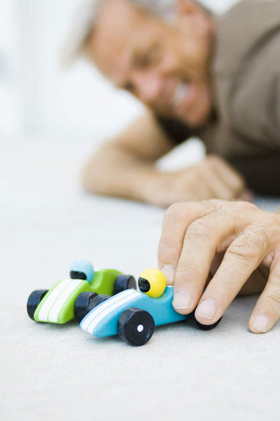 西方人,一个人,躺,推,笑,微笑,露齿笑,竖图,室内,白天,白色背景,仰视,游戏,自由,玩具,欧洲,欧洲人,仅一个男性,仅一个人,玩,注视,娱乐,观察,看,仅一个老年男性,休闲,摄影,影棚,观看,察看,享乐,关注,推着,卧着,玩具车,老年男性,男人,男性,白种人,躺着,玩耍,卧,嬉戏,半身,彩图,低角度拍摄,影棚拍摄,拍摄