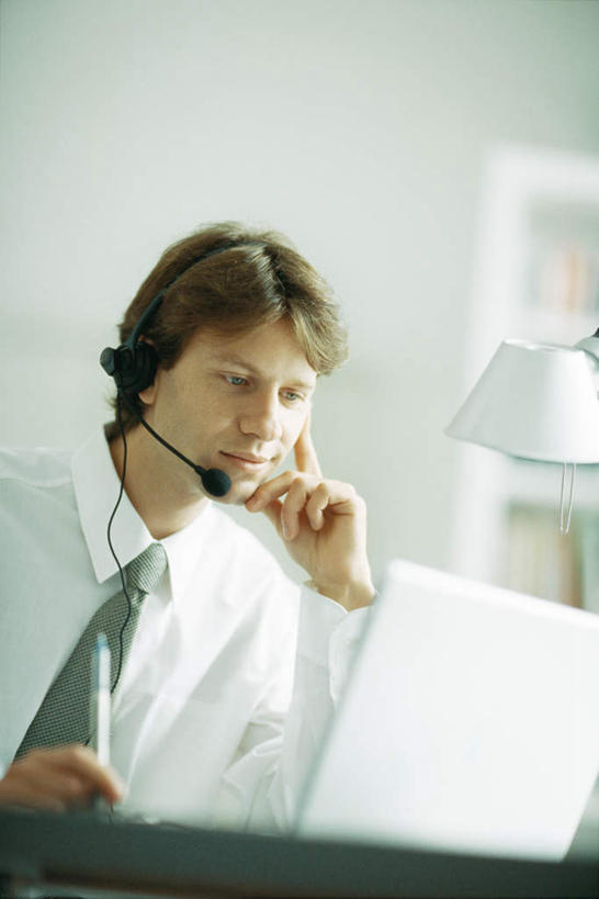 西方人,一个人,商务人士,商务男性,说,竖图,室外,白天,正面,衬衫,电脑,笔记本电脑,书房,台灯,欧洲,欧洲人,仅一个男性,仅一个人,套装,网络,笔,灯光,话务员,通讯设备,灯,仅一个年轻男性,耳机,耳麦,话筒,灯具,无线,麦克风,照明设备,通信设备,商务装,无线网络,无线上网,便携式电脑,工薪阶层,客服人员,电话销售,交流,手提电脑,男人,男性,年轻男性,白种人,白领,接线员,上班族,沟通,讲话,交谈,说话,谈话,半身,彩图,衬衣