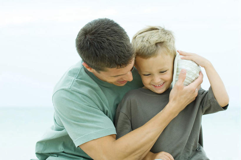 西方人,儿童,两个人,父亲,儿子,抱,笑,微笑,露齿笑,横图,室外,白天,正面,海浪,海洋,贝壳,欧洲,欧洲人,握,浪花,水平线,海平线,拿,听,拿着,小孩,蓝色,蓝天,天空,海水,天,父子,父爱,握着,晴朗,抱着,搂着,倾听,海景,万里无云,男孩,男人,男性,年轻男性,白种人,贝类外壳,海螺壳,软体动物外壳,大海,风浪,海,海水的波动,近岸浪,涌浪,晴空,晴空万里,怀抱,搂,搂抱,相抱,拥抱,半身,彩图,男生