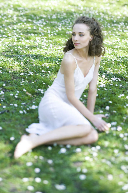 西方人,一个人,坐,笑,微笑,露齿笑,竖图,俯视,室外,白天,裙子,草地,草坪,植物,欧洲,欧洲人,仅一个年轻女性,仅一个女性,仅一个人,许多,盛开,花蕾,注视,长裙,草,花,花瓣,花朵,鲜花,绿色,白色,花苞,花蕊,观察,看,观看,察看,关注,年轻女性,女人,女性,白种人,坐着,彩图,高角度拍摄,全身