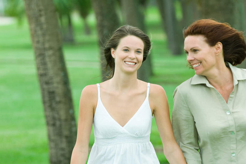 西方人,两个人,伙伴,朋友,站,笑,微笑,露齿笑,横图,室外,白天,正面,衬衫,友谊,草地,草坪,森林,树林,植物,吊带,欧洲,欧洲人,朦胧,模糊,注视,吊带衫,草,树,树木,绿色,自然,观察,看,牵手,站着,生长,成长,观看,察看,关注,友情,年轻女性,女人,女性,白种人,站立,半身,彩图,衬衣