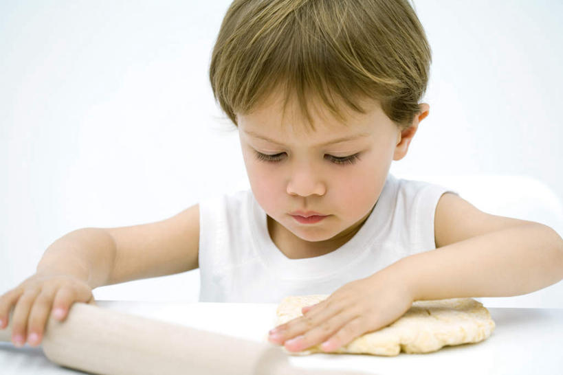 西方人,儿童,一个人,横图,室内,白天,白色背景,正面,纯洁,欧洲,欧洲人,仅一个女性,仅一个人,擀面杖,面团,注视,小孩,观察,看,仅一个小孩,揉,可爱,童年,童趣,摄影,影棚,观看,察看,搓,关注,童真,烂漫,无邪,天真,女孩,女人,女性,白种人,孩子,烹调,半身,彩图,影棚拍摄,拍摄,女生