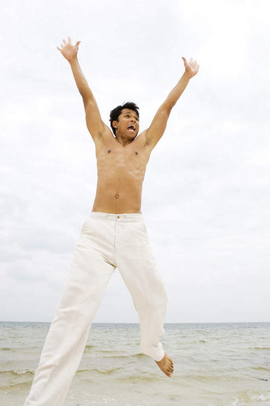 西方人,一个人,跳,伸展双臂,竖图,室外,白天,正面,锻炼,运动,海浪,海洋,欧洲,欧洲人,仅一个男性,仅一个人,浪花,水平线,海平线,半空,裸露,仅一个年轻男性,蓝色,蓝天,天空,海水,天,半裸,晴朗,赤裸,裸,海景,万里无云,体育,男人,男性,年轻男性,白种人,大海,风浪,海,海水的波动,近岸浪,涌浪,晴空,晴空万里,敞开双臂,伸开双臂,跳跃,展开双肩,张开手臂,张开双臂,彩图,全身,健身