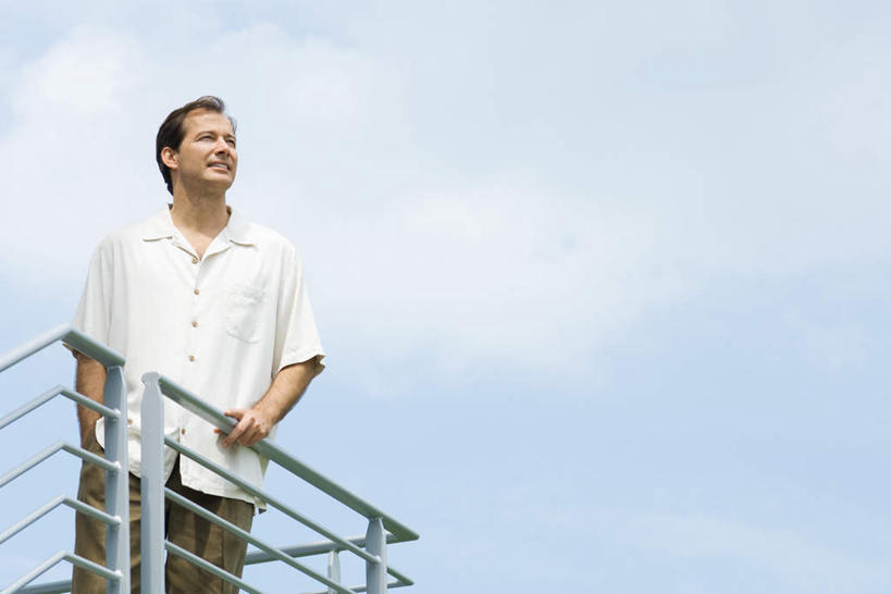 西方人,一个人,站,笑,微笑,露齿笑,横图,室外,白天,仰视,欧洲,欧洲人,仅一个男性,仅一个人,云,云朵,云彩,远望,注视,瞭望台,仅一个年轻男性,蓝色,白云,蓝天,天空,瞭望塔,天,观察,看,站着,眯眼,搭,晴朗,观看,察看,搭着,关注,单手抄兜,单手放兜,男人,男性,年轻男性,白种人,晴空,插兜,手插兜,手放口袋,站立,半身,彩图,低角度拍摄,手抄兜