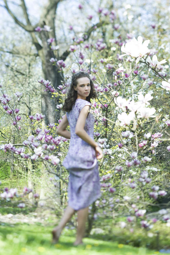 西方人,一个人,走,竖图,室外,白天,草地,草坪,植物,欧洲,欧洲人,仅一个年轻女性,仅一个女性,仅一个人,许多,盛开,花蕾,注视,长裙,草,花,花瓣,花朵,鲜花,树,树木,背面,绿色,紫色,自然,花苞,花蕊,观察,看,提,生长,成长,观看,察看,提着,关注,年轻女性,女人,女性,白种人,步行,散步,走路,彩图,全身