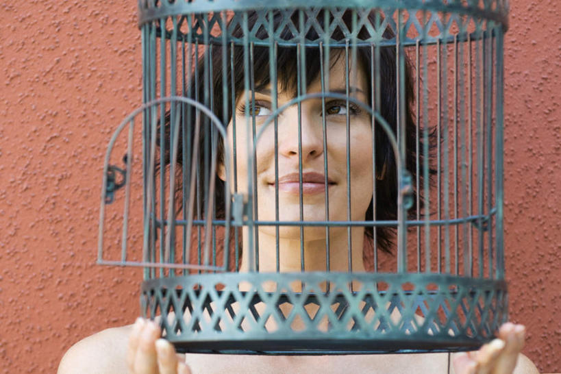 西方人,一个人,站,举,笑,微笑,横图,室内,白天,正面,欧洲,欧洲人,仅一个年轻女性,仅一个女性,仅一个人,握,墙,鸟笼,拿,拿着,注视,墙壁,墙面,红色,放飞,观察,看,托,站着,握着,观看,隔离,察看,束缚,关注,年轻女性,女人,女性,白种人,举起,举手,举着,向上举,向上伸,向上托,站立,半身,彩图