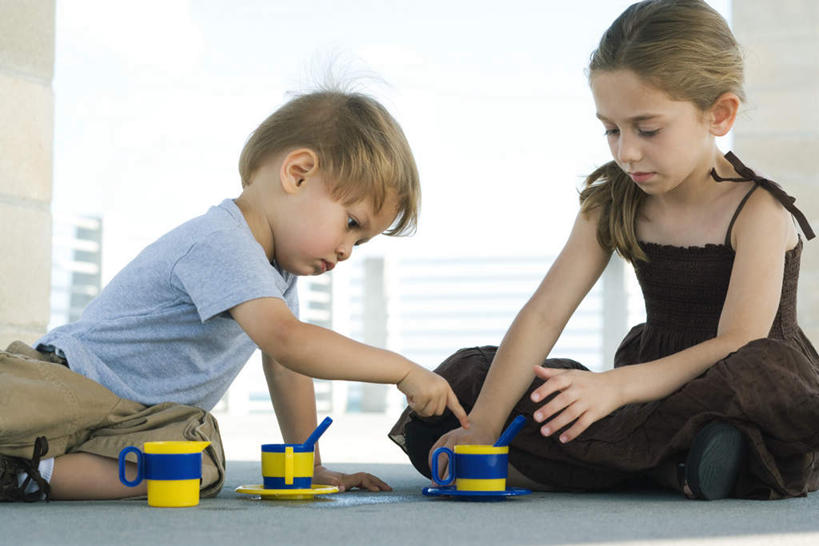 西方人,儿童,两个人,坐,盘腿,横图,室内,白天,正面,纯洁,窗户,落地窗,标志建筑,地标,地铁,建筑,杯子,欧洲,欧洲人,指,朦胧,模糊,建筑群,轨道交通,注视,兄妹,方向,建设,玻璃窗,小孩,水杯,观察,看,伸,手势,可爱,童年,童趣,观看,塑料杯,察看,指向,关注,童真,烂漫,无邪,天真,男孩,男人,男性,女孩,女人,女性,白种人,茶杯,盘腿而坐,盘膝,盘着腿的,盘着腿坐,双腿交叉,坐着,半身,彩图,地铁机动车,地下铁,轻轨,男生,女生