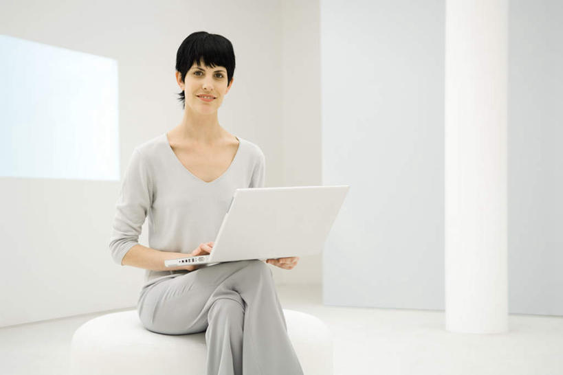 西方人,一个人,坐,笑,微笑,露齿笑,横图,室内,白天,正面,电脑,笔记本电脑,沙发,欧洲,欧洲人,仅一个年轻女性,仅一个女性,仅一个人,网络,墙,二郎腿,注视,通讯设备,翘腿,墙壁,墙面,白色,自然,观察,看,观看,优雅,察看,无线,关注,通信设备,无线网络,布艺沙发,无线上网,便携式电脑,手提电脑,年轻女性,女人,女性,白种人,坐着,半身,彩图