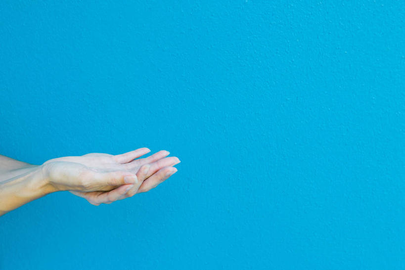 西方人,手,一个人,交叉,横图,室内,特写,白天,正面,欧洲,欧洲人,仅一个年轻女性,仅一个女性,仅一个人,叠,蓝色,手部,摄影,影棚,纤细,相交,交集,年轻女性,女人,女性,白种人,半身,彩图,影棚拍摄,拍摄