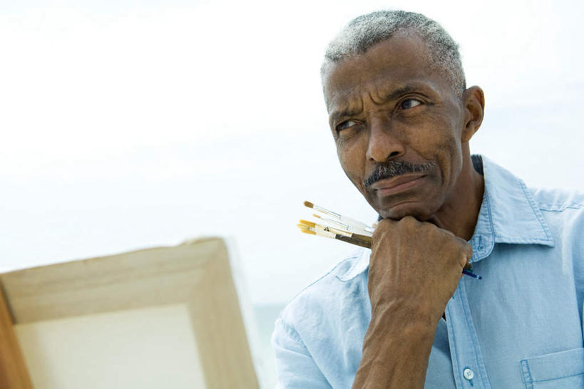 西方人,一个人,画家,横图,室外,白天,仰视,绘画,欧洲,非洲,黑人,欧洲人,仅一个男性,仅一个人,撑,艺术,笔,水平线,画板,美术用品,海平线,托腮,注视,画架,蓝色,蓝天,天空,天,观察,看,托,仅一个老年男性,艺术家,晴朗,观看,美术,察看,关注,托下巴,绘画工具,写生,万里无云,老年男性,男人,男性,非洲人,晴空,晴空万里,画画,半身,彩图,低角度拍摄