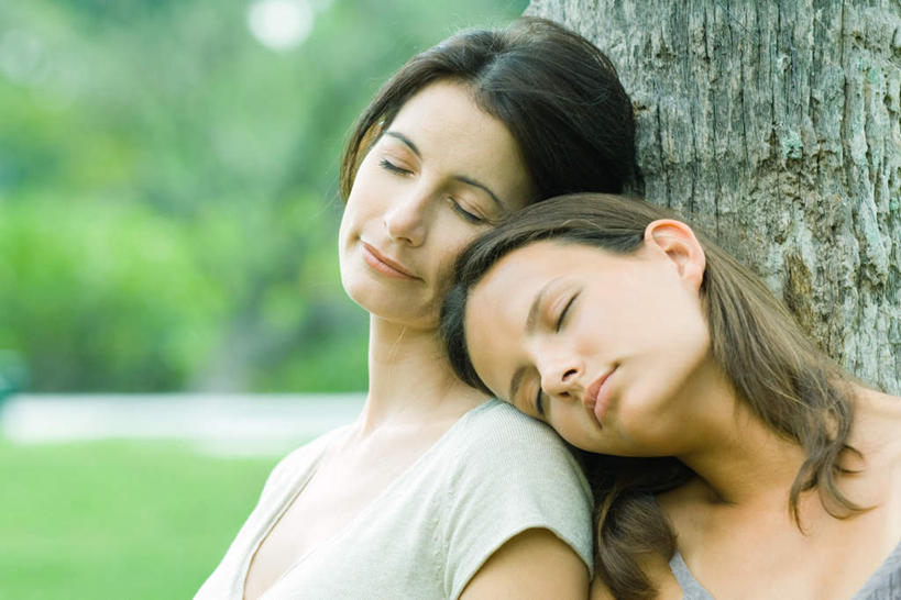 西方人,两个人,母亲,儿子,坐,闭眼,笑,微笑,横图,室外,白天,侧面,草地,草坪,森林,树林,植物,欧洲,欧洲人,依偎,草,树,树木,绿色,自然,靠,靠着,倚靠,母子,母爱,生长,成长,倚着,依附,依赖,投靠,年轻女性,女人,女性,中年女性,白种人,闭眼睛,闭着眼,闭着眼睛,坐着,半身,彩图