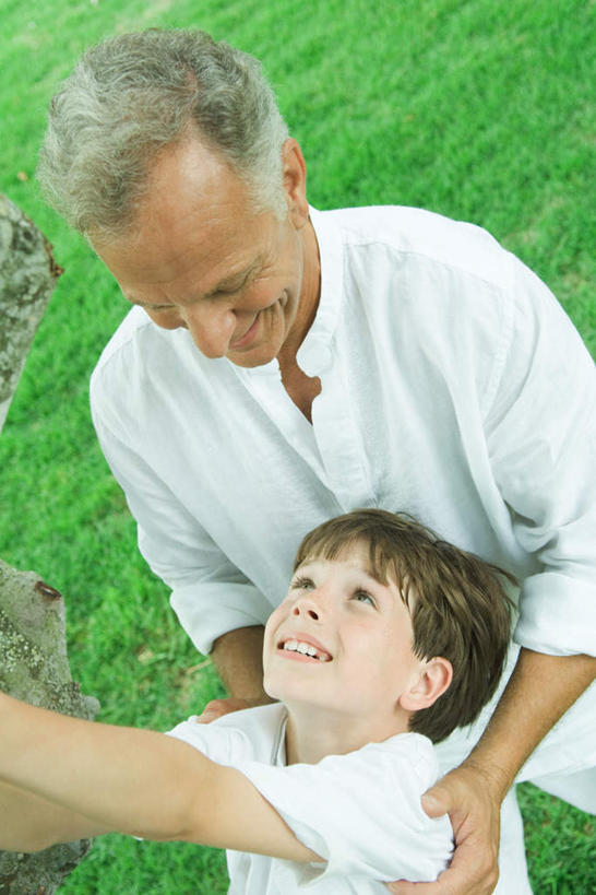 西方人,儿童,两个人,祖父,举,笑,微笑,露齿笑,竖图,俯视,室外,白天,草地,草坪,植物,欧洲,欧洲人,注视,草,小孩,绿色,低头,扶,看,托,搭,爷爷,搭肩,祖孙,关注,外公,外祖父,外孙,外孙子,老年男性,男孩,男人,男性,白种人,孙子,举起,举手,举着,抬头,向上举,向上伸,向上托,仰头,半身,彩图,高角度拍摄,男生