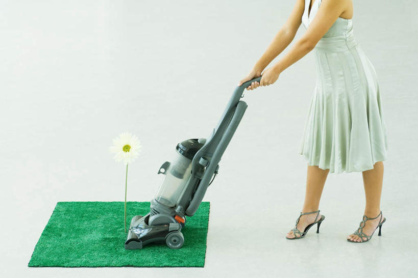 西方人,一个人,站,横图,室内,白天,白色背景,侧面,高跟鞋,凉鞋,欧洲,欧洲人,仅一个年轻女性,仅一个女性,仅一个人,握,盛开,拿,花蕾,拿着,注视,花,花瓣,花朵,鲜花,花苞,花蕊,观察,看,站着,吸尘器,握着,摄影,影棚,观看,察看,关注,人造草皮,年轻女性,女人,女性,白种人,站立,半身,彩图,影棚拍摄,拍摄