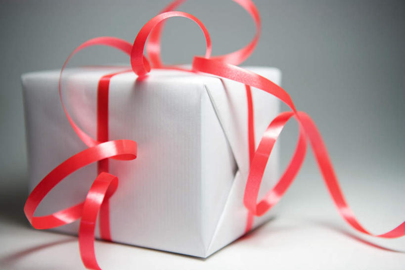 无人,横图,室内,特写,白天,正面,静物,礼盒,礼物,阴影,灰色背景,卷曲,光线,丝绸,丝带,影子,纸盒,灯光,缎带,绸带,盒子,一个,红色,白色,包装盒,彩带,蝴蝶结,礼品盒,摄影,礼品,影棚,单个,绷带,彩图,影棚拍摄,拍摄