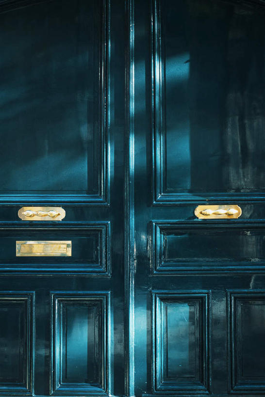 无人,竖图,室外,特写,白天,正面,门,静物,阴影,条纹,装饰,传递,光线,信息,纹路,纹理,影子,联系,邮筒,邮箱,蓝色,阳光,门框,金色,联络,邮递,通信,华丽,修饰,门把,点缀,邮政,肌理,衬托,美观,雅致,雅观,一扇,彩图