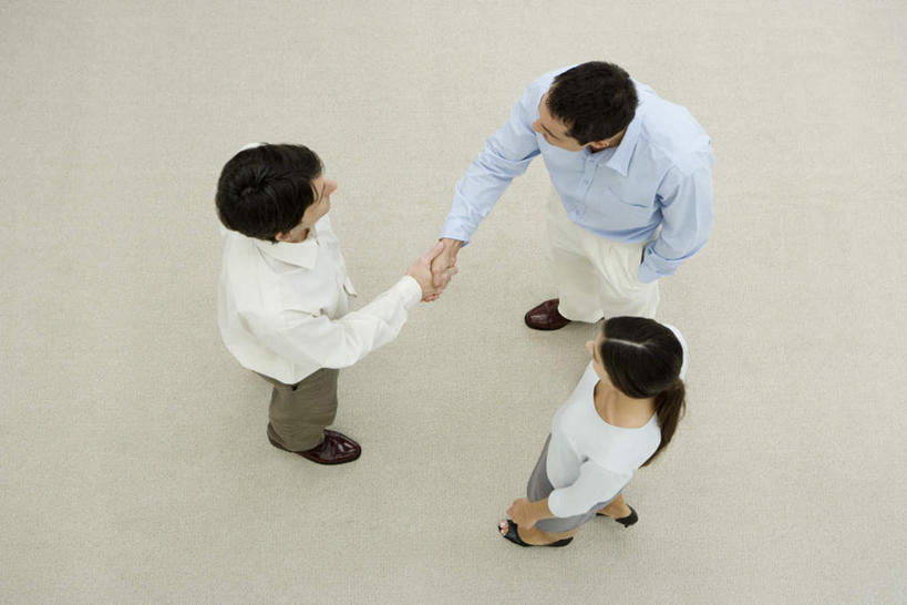 西方人,三个人,伙伴,同事,朋友,商务人士,商务男性,商务女性,办公室,站,握手,横图,俯视,室内,白天,衬衫,友谊,成功,合作,团队,集体,信心,欧洲,欧洲人,套装,领带,注视,队伍,观察,看,站着,战略,观看,察看,领导,成就,关注,商务装,合伙,领袖,工薪阶层,联合,合谋,配合,协作,男人,男性,年轻男性,年轻女性,女人,女性,白种人,年轻人,白领,上班族,搀手,拉手,手搀手,手拉手,手牵手,手握手,站立,彩图,高角度拍摄,全身,衬衣