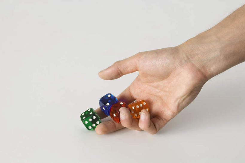 西方人,手,一个人,横图,俯视,室内,特写,白天,白色背景,游戏,赌博,贪欲,竞争,桌子,玩具,欧洲,欧洲人,仅一个男性,仅一个人,骰子,办公桌,玩,娱乐,刺激,仅一个年轻男性,休闲,手部,摄影,影棚,活动,单手,发泄,消遣,智力,赌具,色子,投机,侥幸,欲望,投子,宣泄,男人,男性,年轻男性,白种人,玩耍,嬉戏,半身,彩图,高角度拍摄,影棚拍摄,拍摄,胜负,输赢