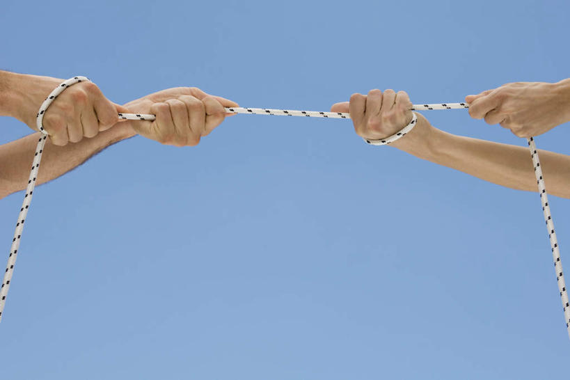 西方人,手,两个人,伙伴,朋友,横图,室外,特写,白天,仰视,友谊,拔河,欧洲,欧洲人,蓝色,蓝天,天空,绳子,天,手部,绳索,友情,男人,男性,年轻男性,白种人,半身,彩图,低角度拍摄