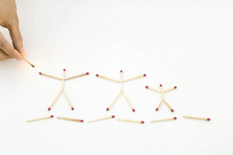 西方人,儿童,手,一个人,三个人,母亲,父亲,儿子,横图,俯视,室内,特写,白天,白色背景,桌子,火,欧洲,欧洲人,仅一个男性,仅一个人,一排,形状,整齐,火柴,办公桌,拿,拿着,排列,仅一个年轻男性,小孩,父子,母子,三口之家,手部,父爱,母爱,摄影,影棚,队列,男孩,男人,男性,年轻男性,白种人,孩子,半身,彩图,高角度拍摄,影棚拍摄,拍摄,男生