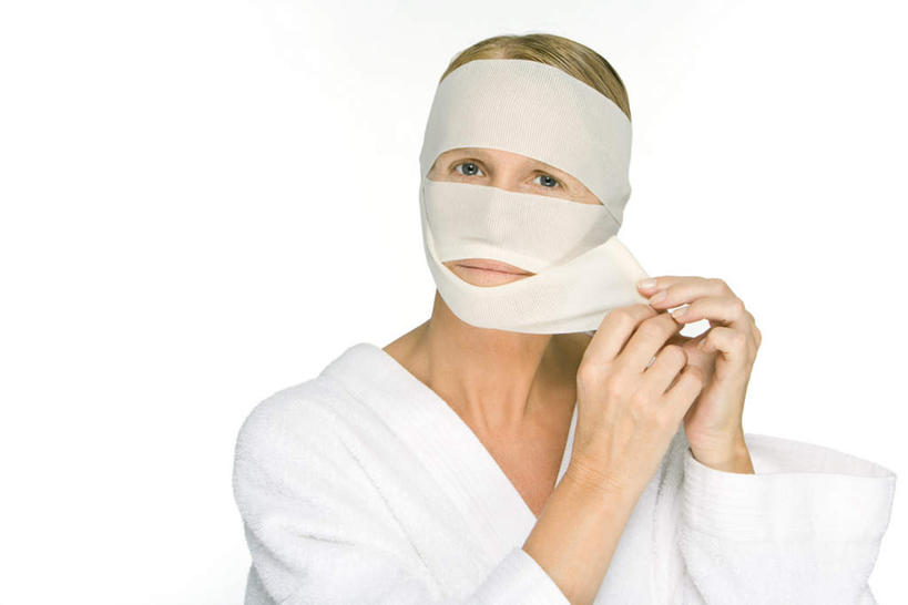 西方人,一个人,站,横图,室内,白天,白色背景,正面,美容,欧洲,欧洲人,仅一个年轻女性,仅一个女性,仅一个人,护肤,纱布,拿,拿着,注视,观察,看,站着,保养,享受,休闲,放松,治疗,保健,摄影,影棚,观看,固定,察看,医疗,关注,养颜,止血,年轻女性,女人,女性,白种人,绷带,站立,半身,彩图,影棚拍摄,拍摄