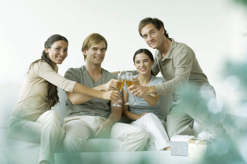 西方人,四个人,伙伴,朋友,坐,横图,室内,白天,白色背景,正面,爱情,友谊,杯子,欧洲,欧洲人,朦胧,模糊,庆祝,浪漫,拿,拿着,注视,玻璃制品,酒杯,啤酒杯,干杯,观察,看,碰杯,温暖,温馨,恩爱,交际,友好,恋人,摄影,影棚,观看,庆贺,和睦,察看,关注,礼仪,敬酒,劝酒,友情,男人,男性,年轻男性,年轻女性,女人,女性,白种人,情侣,玻璃杯,坐着,半身,彩图,影棚拍摄,拍摄,伴侣,融洽