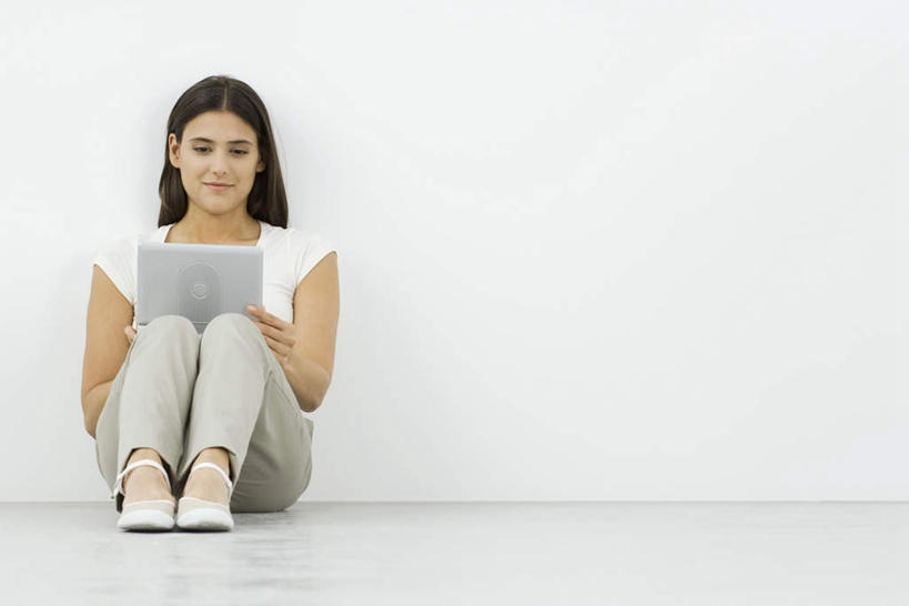 西方人,一个人,坐,横图,室内,白天,白色背景,正面,欧洲,欧洲人,仅一个年轻女性,仅一个女性,仅一个人,服装,瓷砖,地砖,墙,地面,注视,休闲装,墙壁,墙面,衣服,观察,看,休闲,休闲服,摄影,服饰,影棚,观看,察看,影碟机,关注,年轻女性,女人,女性,白种人,坐着,彩图,全身,影棚拍摄,拍摄