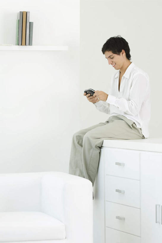 西方人,一个人,客厅,坐,竖图,室内,白天,侧面,游戏,柜子,沙发,欧洲,欧洲人,仅一个男性,仅一个人,服装,拿,玩,拿着,注视,休闲装,娱乐,仅一个年轻男性,衣服,橱柜,观察,看,休闲,休闲服,服饰,观看,活动,察看,起居室,掌上游戏机,发泄,关注,消遣,智力,掌机,布艺沙发,便携式游戏机,手提游戏机,携带型游乐器,宣泄,客堂,男人,男性,年轻男性,白种人,玩耍,嬉戏,坐着,半身,彩图