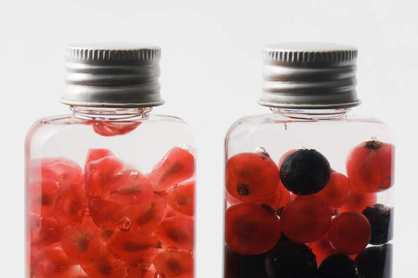 无人,横图,俯视,室内,特写,白天,白色背景,浆果,黑加仑,黑莓,水果,两瓶,新鲜,桑葚,生食,食品,果实,玻璃制品,食物,红色,黑色,玻璃瓶,瓶子,覆盆子,摄影,有机食品,绿色食品,影棚,红醋栗,黑穗醋栗,黑豆果,黑醋栗,醋栗,彩图,高角度拍摄,影棚拍摄,拍摄