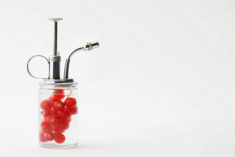 无人,横图,室内,特写,白天,白色背景,正面,餐桌,桌子,浆果,水果,玻璃,一堆,许多,堆叠,堆积,新鲜,生食,食品,果实,玻璃制品,食物,红色,玻璃瓶,瓶子,香水瓶,摄影,有机食品,绿色食品,影棚,餐台,堆,保存,红醋栗,广口瓶,醋栗,彩图,影棚拍摄,拍摄