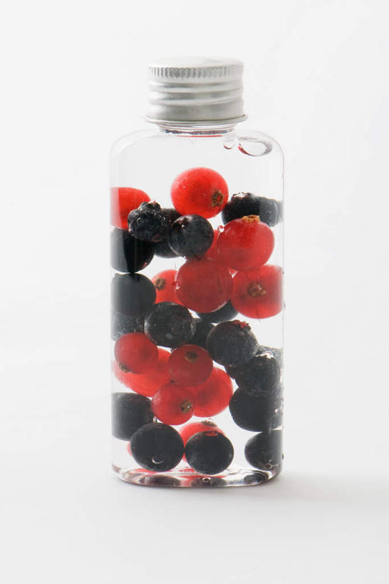 无人,竖图,室内,特写,白天,白色背景,正面,餐桌,桌子,浆果,黑加仑,黑莓,水果,新鲜,桑葚,生食,食品,果实,玻璃制品,酒瓶,食物,玻璃瓶,瓶子,覆盆子,摄影,有机食品,绿色食品,影棚,餐台,黑穗醋栗,黑豆果,黑醋栗,醋栗,彩图,影棚拍摄,拍摄