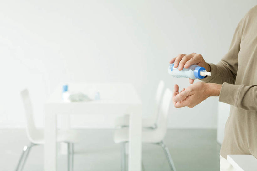 西方人,一个人,站,横图,室内,白天,侧面,餐桌,桌子,欧洲,欧洲人,仅一个男性,仅一个人,服装,奶瓶,拿,拿着,休闲装,仅一个年轻男性,衣服,瓶子,塑料制品,站着,休闲,休闲服,塑料瓶,服饰,餐台,男人,男性,年轻男性,白种人,站立,半身,彩图